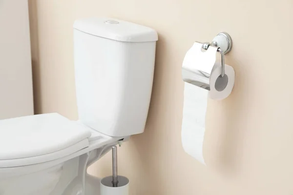 Holder Dengan Kertas Toilet Roll Dinding Kamar Mandi — Stok Foto