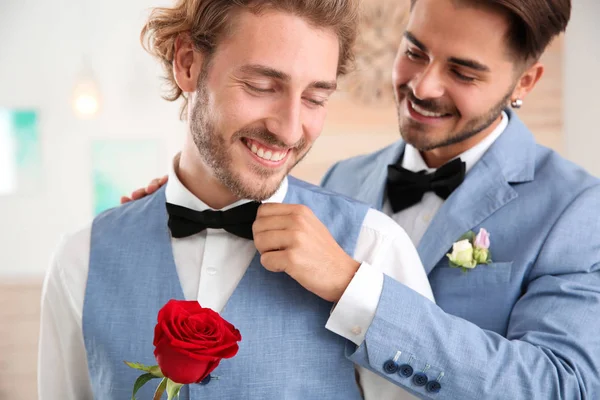 Evde çiçek ile mutlu yeni evli gay çift