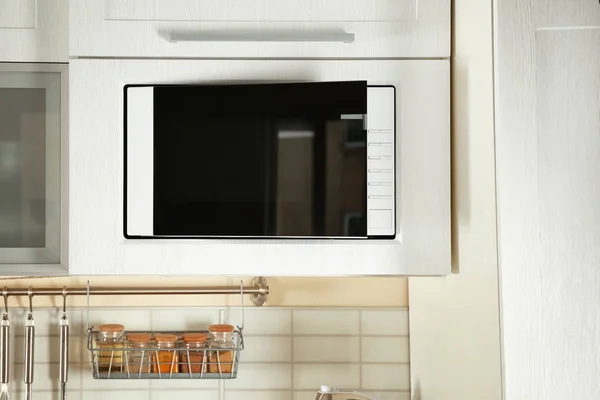 Buka Oven Microwave Modern Yang Dibangun Mebel Dapur — Stok Foto