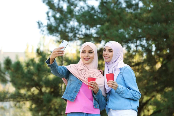 Mujeres Musulmanas Hiyabs Tomando Selfie Aire Libre —  Fotos de Stock