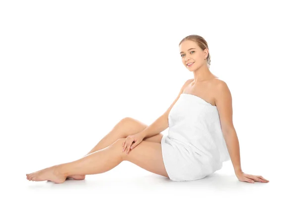Ritratto Giovane Bella Donna Con Asciugamano Seduto Sfondo Bianco — Foto Stock