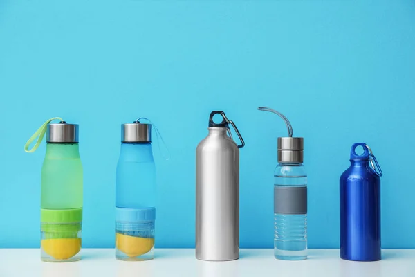 Различные Бутылки Воды Спорта Цветном Фоне — стоковое фото