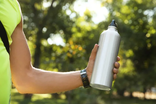 Jeune Homme Tenant Une Bouteille Eau Dans Parc Jour Ensoleillé — Photo