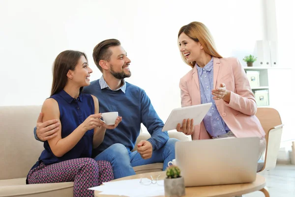 Feminino Agente Imobiliário Trabalhando Com Casal Escritório — Fotografia de Stock