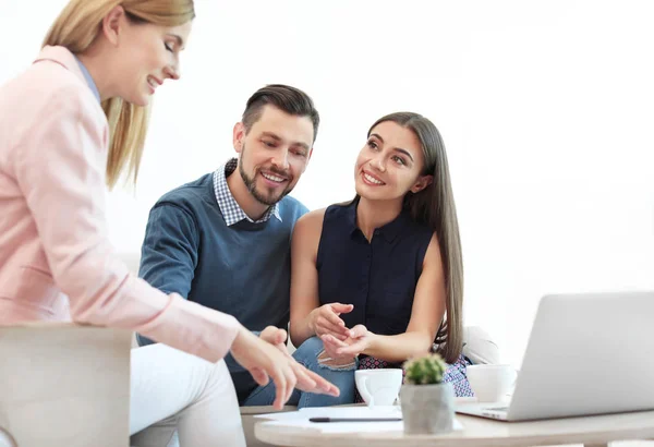 Feminino Agente Imobiliário Trabalhando Com Casal Escritório — Fotografia de Stock