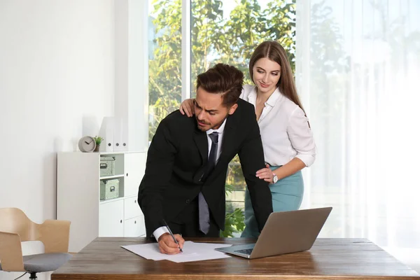 Onun erkek arkadaşı Office taciz kadın. İş yerinde cinsel taciz
