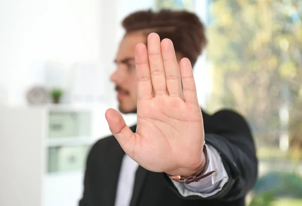 Man Visar Stopp Gest Office Problemet Med Sexuella Trakasserier Arbetsplatsen — Stockfoto