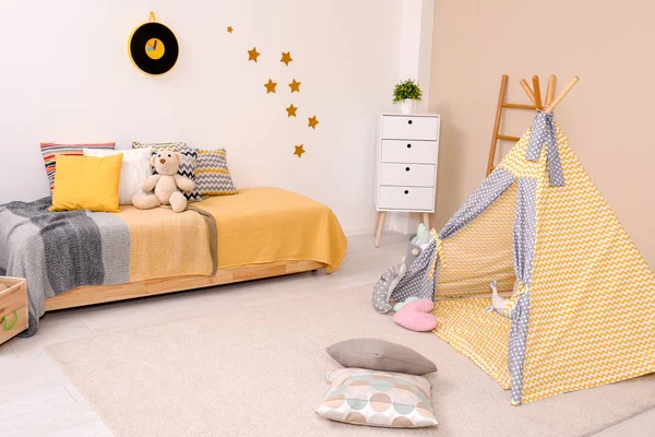 Gemütliches Kinderzimmerinterieur Mit Bett Spielzelt Und Modernen Dekorelementen — Stockfoto