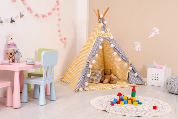 舒适的儿童房内饰 配有游戏帐篷 桌子和现代装饰元素 — 图库照片