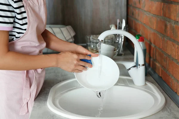 Mujer Lavando Platos Fregadero Cocina Vista Primer Plano Tareas Limpieza —  Fotos de Stock