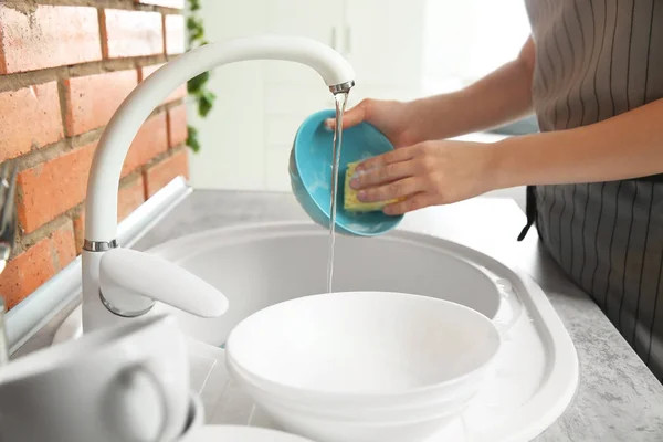 Mujer Lavando Platos Fregadero Cocina Vista Primer Plano Tareas Limpieza —  Fotos de Stock