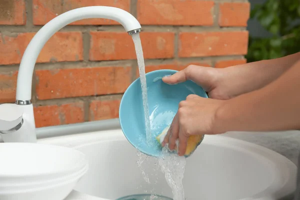 Mujer Lavando Platos Fregadero Cocina Vista Primer Plano Tareas Limpieza — Foto de Stock