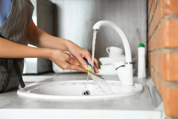 Mujer Lavando Platos Fregadero Cocina Vista Primer Plano Tareas Limpieza — Foto de Stock