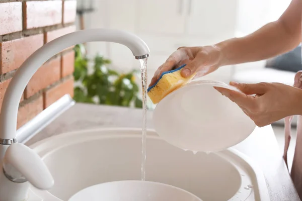 Mujer Lavando Platos Fregadero Cocina Vista Primer Plano Tareas Limpieza —  Fotos de Stock