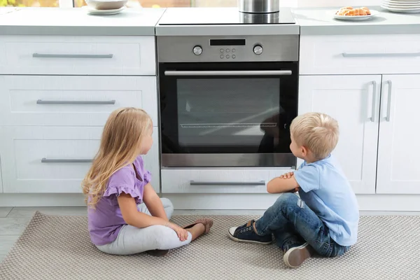 Bambini Piccoli Cuociono Qualcosa Forno Casa — Foto Stock