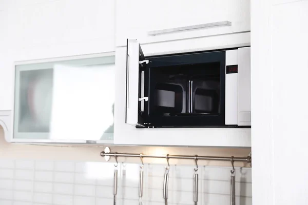 Offene Moderne Mikrowelle Küchenmöbeln Eingebaut — Stockfoto