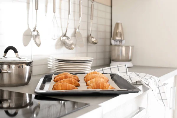 Ugn Ark Med Nybakade Croissanter Köksbänken — Stockfoto