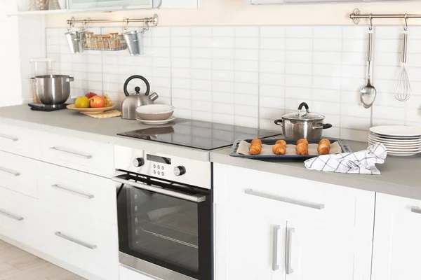 Interior Cozinha Elegante Com Forno Moderno Conjunto Utensílios Cozinha — Fotografia de Stock