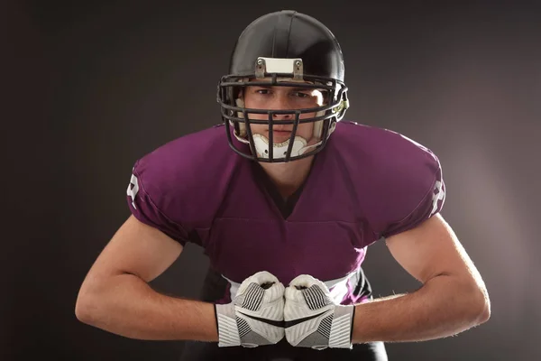 American Football Speler Dragen Van Uniform Donkere Achtergrond — Stockfoto