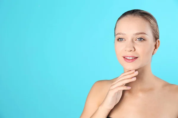 Retrato Una Hermosa Mujer Joven Espacio Para Texto Sobre Fondo —  Fotos de Stock