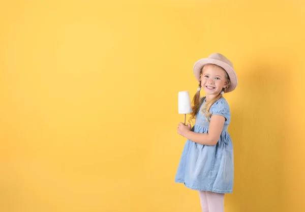 Милая Маленькая Девочка Сахарной Ватой Цветном Фоне Пространство Текста — стоковое фото