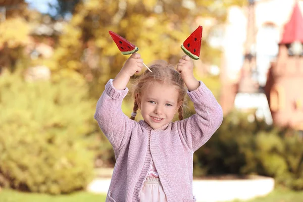 Мила Маленька Дівчинка Смачними Цукерками Відкритому Повітрі — стокове фото