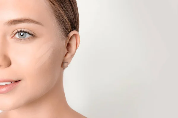 Retrato Una Hermosa Joven Con Manchas Maquillaje Cara Contra Fondo —  Fotos de Stock