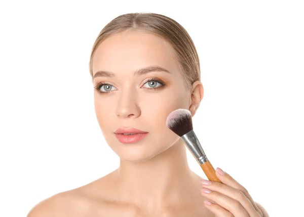 Retrato Una Hermosa Joven Con Cepillo Maquillaje Sobre Fondo Blanco —  Fotos de Stock