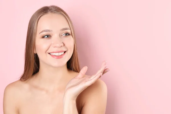 Retrato Una Hermosa Mujer Joven Con Maquillaje Natural Sobre Fondo — Foto de Stock