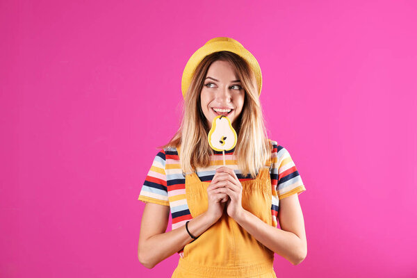 Молодая красивая женщина с конфетами на красочном фоне
