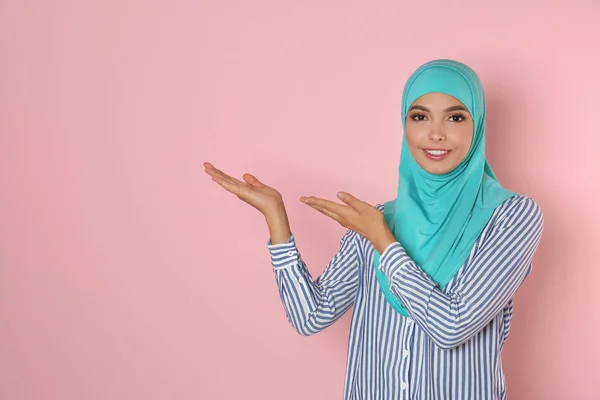 年轻的穆斯林妇女在头巾的肖像反对颜色背景 文本的空间 — 图库照片