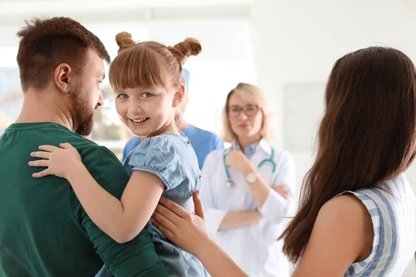 Kleines Mädchen Mit Eltern Besuch Bei Kinderärzten Krankenhaus — Stockfoto