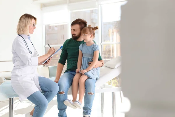 Menina Com Pai Visitar Médico Das Crianças Hospital Espaço Para — Fotografia de Stock