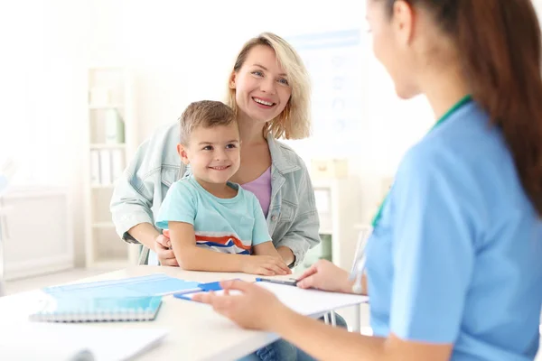 Liten Pojke Med Mor Besökande Barnens Läkare Sjukhus — Stockfoto