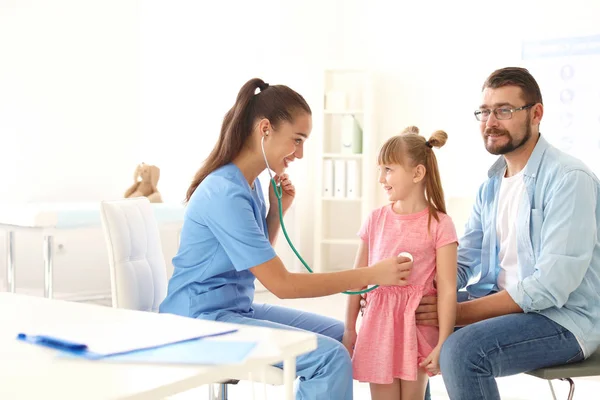 Kinderarzt Untersucht Kleines Mädchen Mit Stethoskop Krankenhaus — Stockfoto
