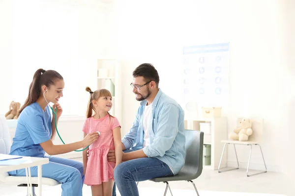 Kinderarzt Untersucht Kleines Mädchen Mit Stethoskop Krankenhaus Raum Für Text — Stockfoto