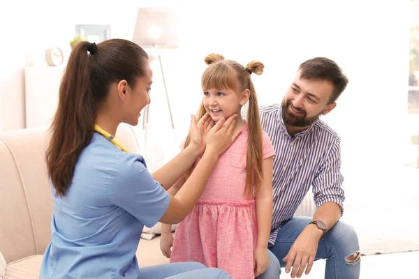 Médico Infantil Visitando Menina Casa — Fotografia de Stock