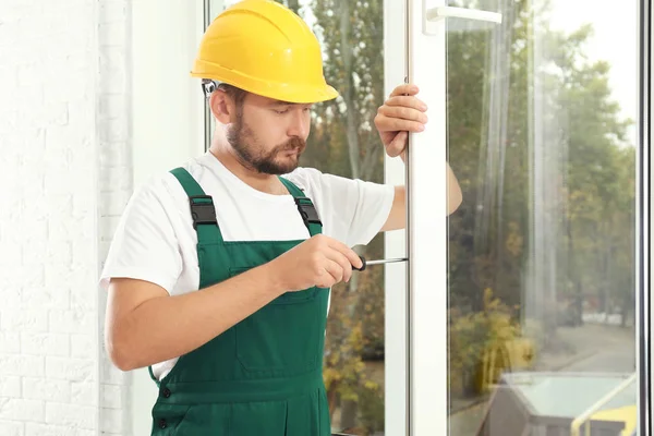 Trabajador Construcción Instalando Ventana Nueva Casa — Foto de Stock