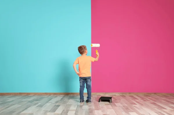 Pequeño Niño Pintando Pared Color Con Cepillo Rodillo — Foto de Stock