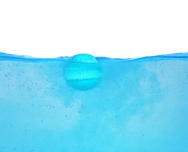 白い背景の上に水のバスボム — ストック写真