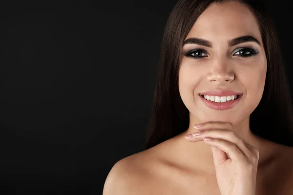 Retrato Mulher Bonita Com Maquiagem Elegante Fundo Escuro Espaço Para — Fotografia de Stock