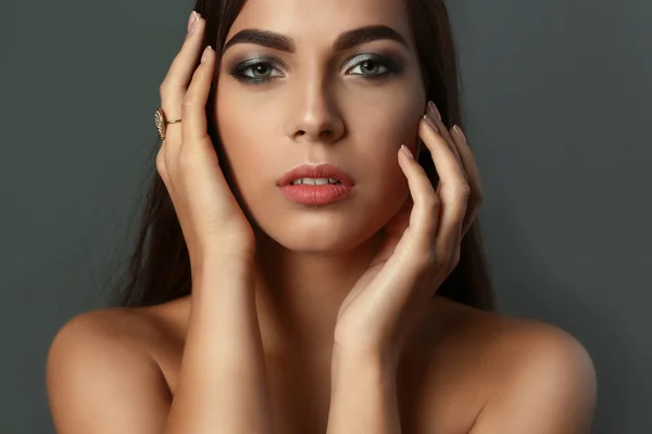 Retrato Mulher Bonita Com Maquiagem Elegante Fundo Cinza — Fotografia de Stock