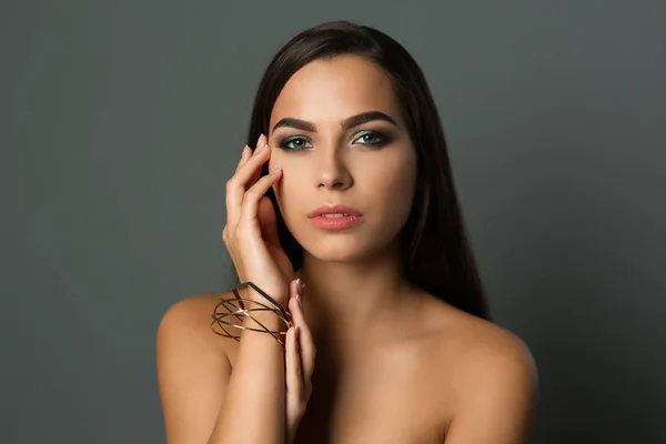 Retrato Mujer Hermosa Con Maquillaje Elegante Sobre Fondo Gris — Foto de Stock