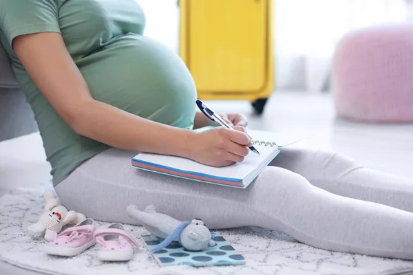 Gravid Kvinna Att Göra Lista Medan Packning Resväska För Förlossningsklinik — Stockfoto