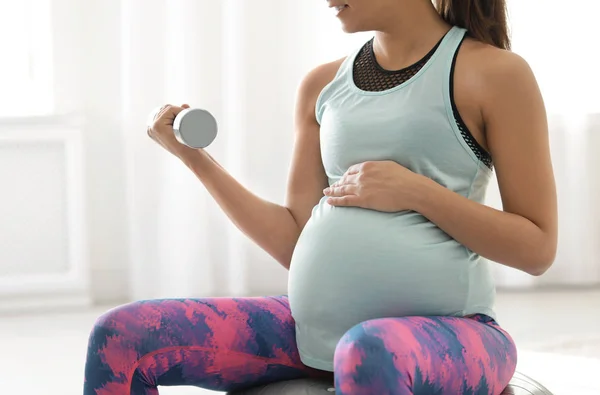 Νεαρή Έγκυος Γυναίκα Στο Fitness Ρούχα Ανύψωσης Αλτήρα Στο Σπίτι — Φωτογραφία Αρχείου