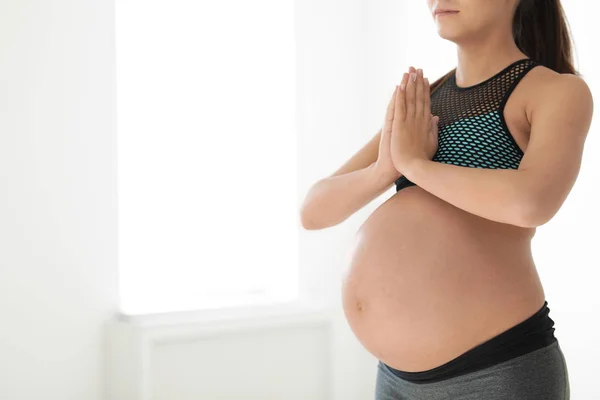 Νεαρή Έγκυος Γυναίκα Στο Fitness Ρούχα Εξάσκηση Γιόγκα Στο Σπίτι — Φωτογραφία Αρχείου