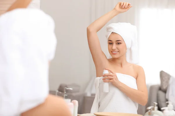 Mooie Jonge Vrouw Toepassen Deodorant Douche Badkamer — Stockfoto