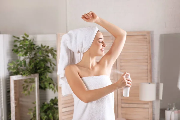 Krásná Mladá Žena Deodorant Použití Sprcha Koupelně — Stock fotografie