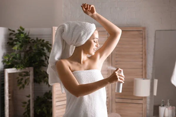 Krásná Mladá Žena Deodorant Použití Sprcha Koupelně — Stock fotografie