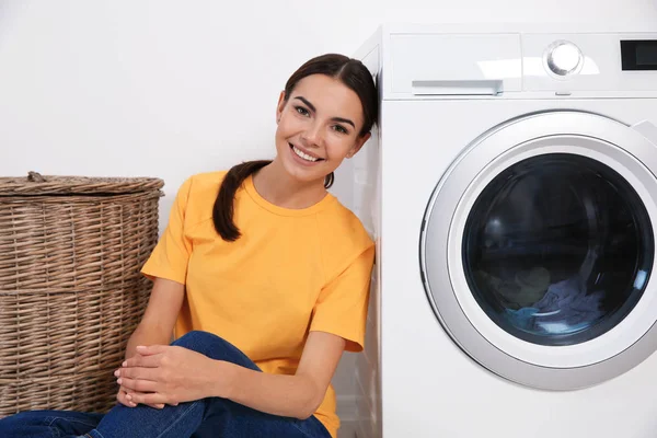 Wanita Muda Dekat Mesin Cuci Rumah Hari Laundry — Stok Foto